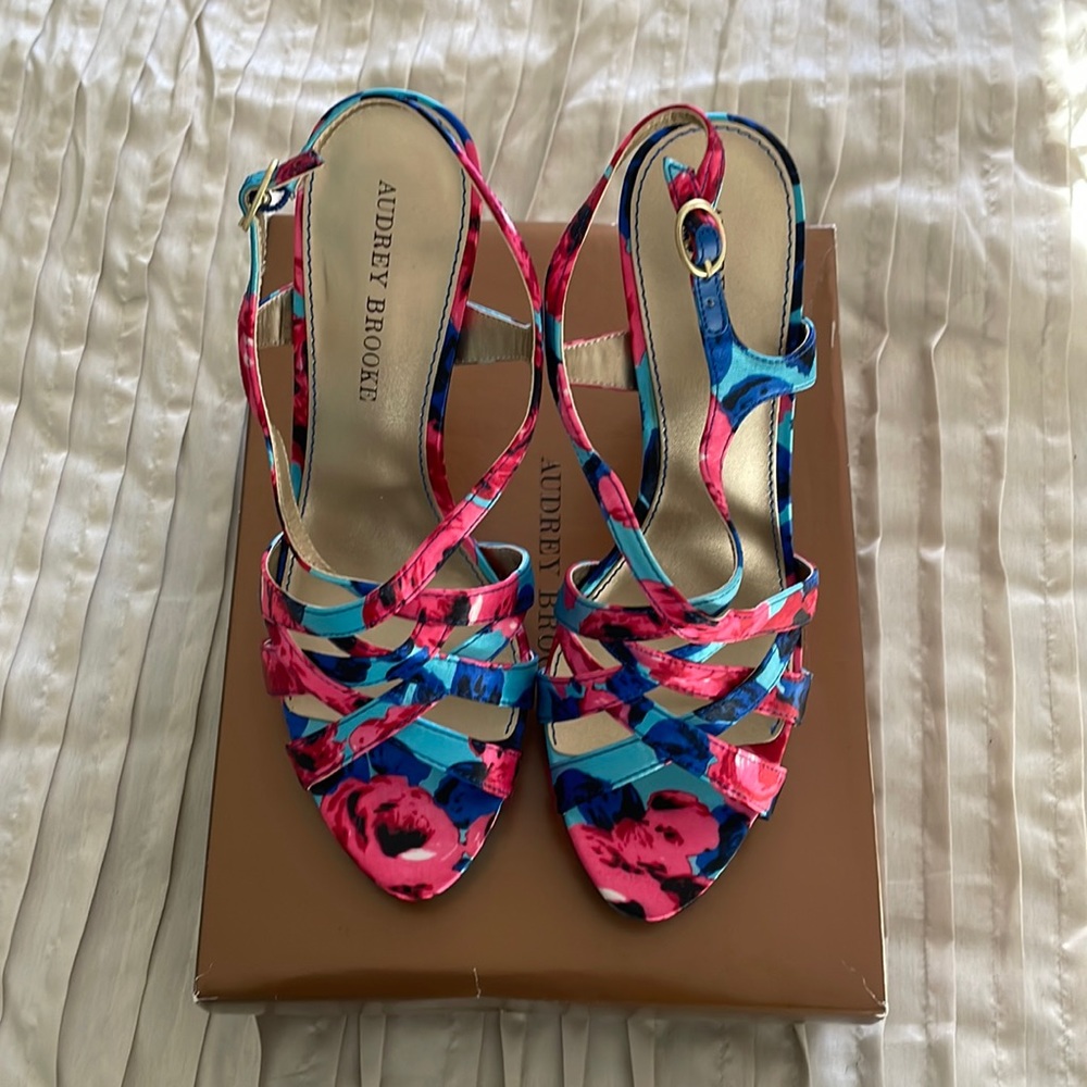 NWT Never worn Audrey Burke floral heels-Size 9